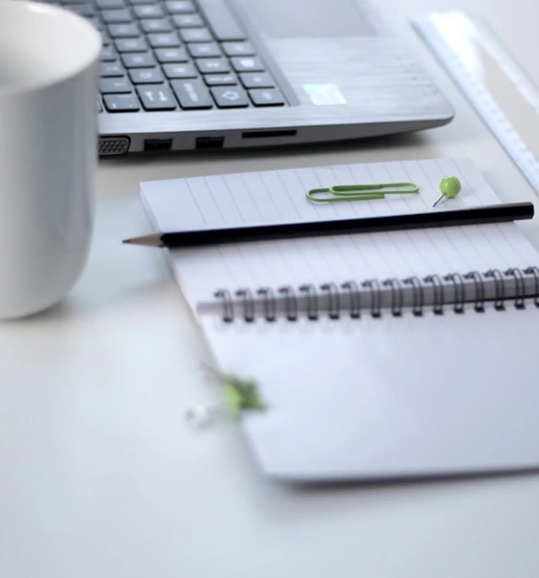 Escritorio con laptop y libreta